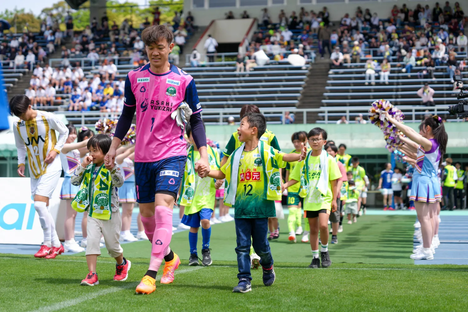 子どもたちと入場する選手