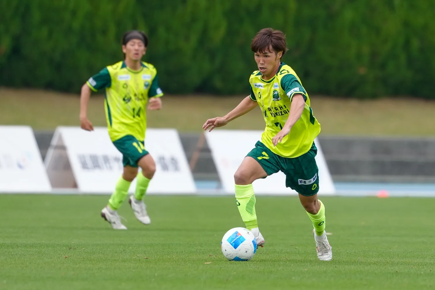 試合中にプレーする選手