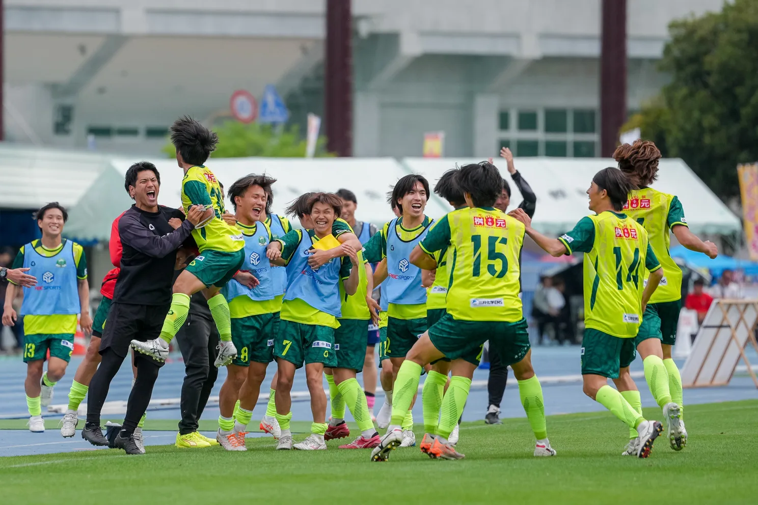 勝利を喜ぶ選手たち