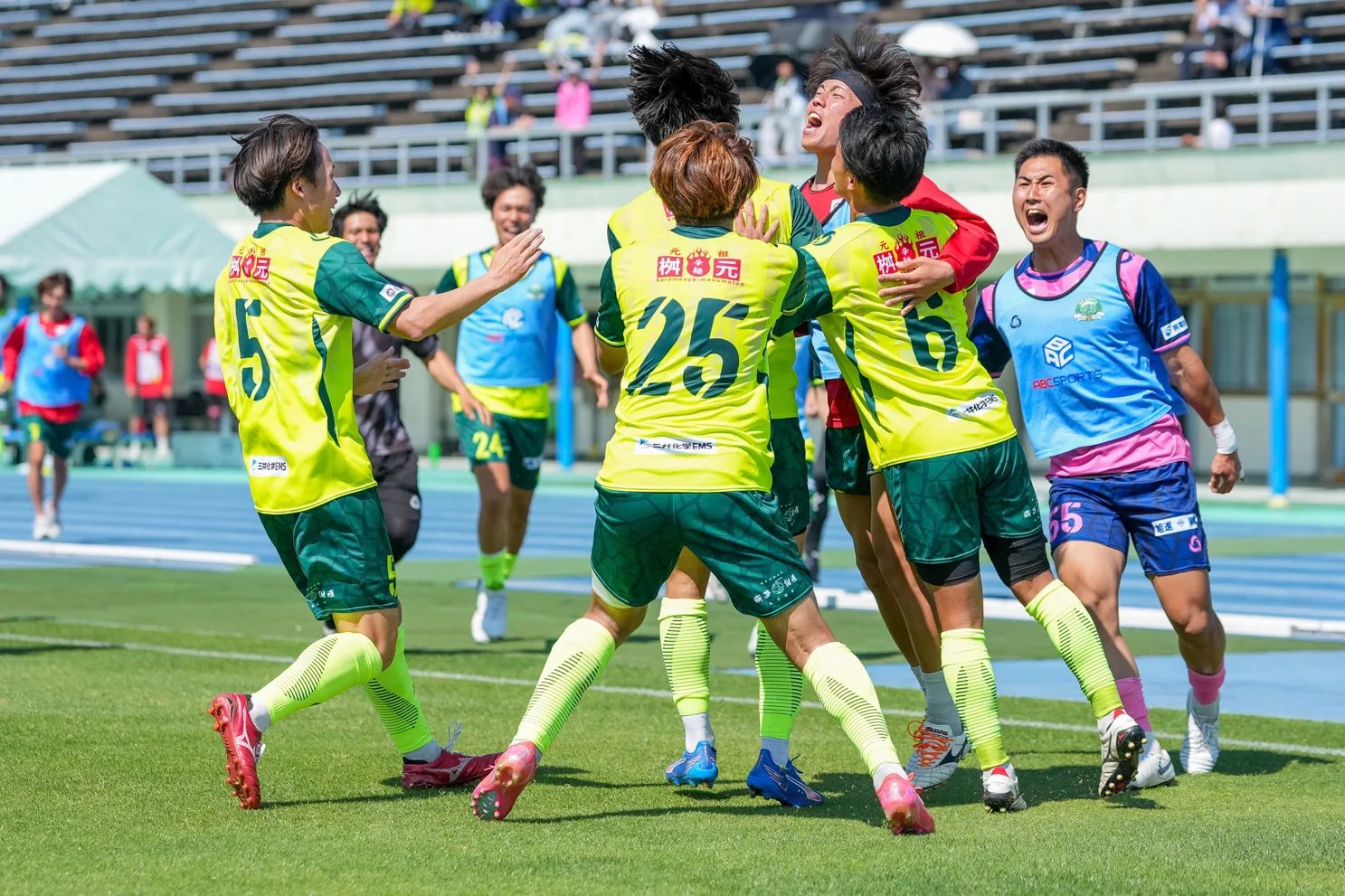 ピッチで闘う選手たち