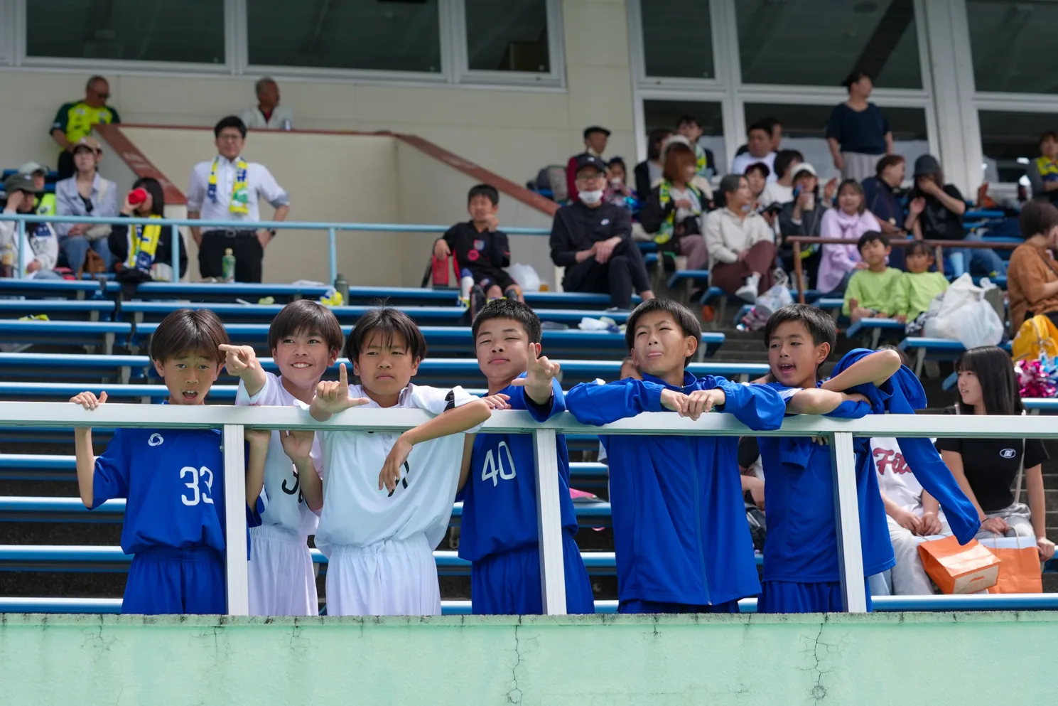 スタジアムで応援するアカデミーの子どもたち
